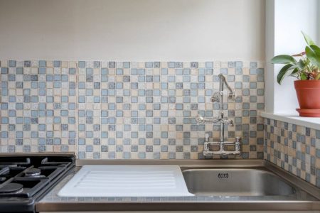 Bien choisir son carrelage mural pour une cuisine durable et facile d’entretien