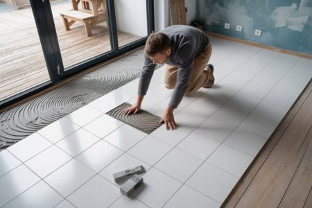 5 erreurs à éviter lors de la pose de carrelage extérieur en pente